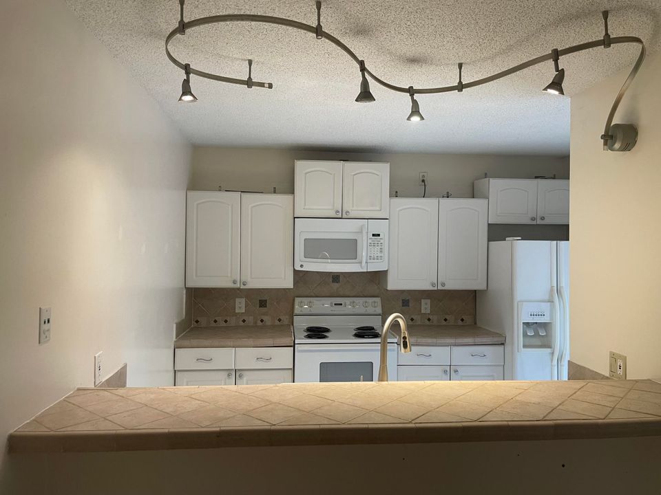 For Sale: $282,990 (2 beds, 2 baths, 1236 Square Feet)