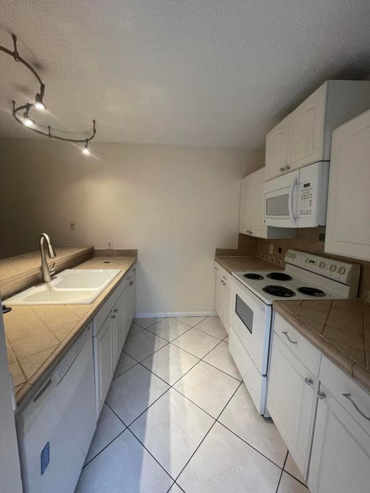 For Sale: $282,990 (2 beds, 2 baths, 1236 Square Feet)