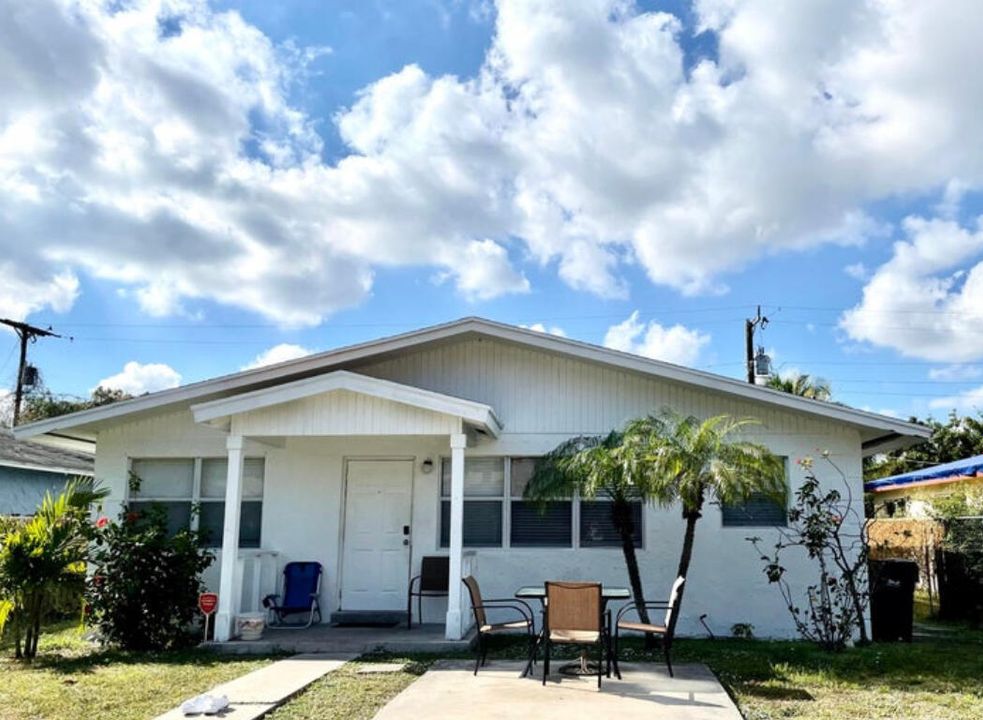 For Rent: $4,000 (3 beds, 1 baths, 956 Square Feet)