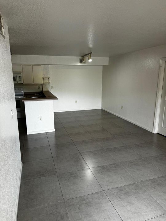 For Rent: $2,100 (2 beds, 2 baths, 1033 Square Feet)