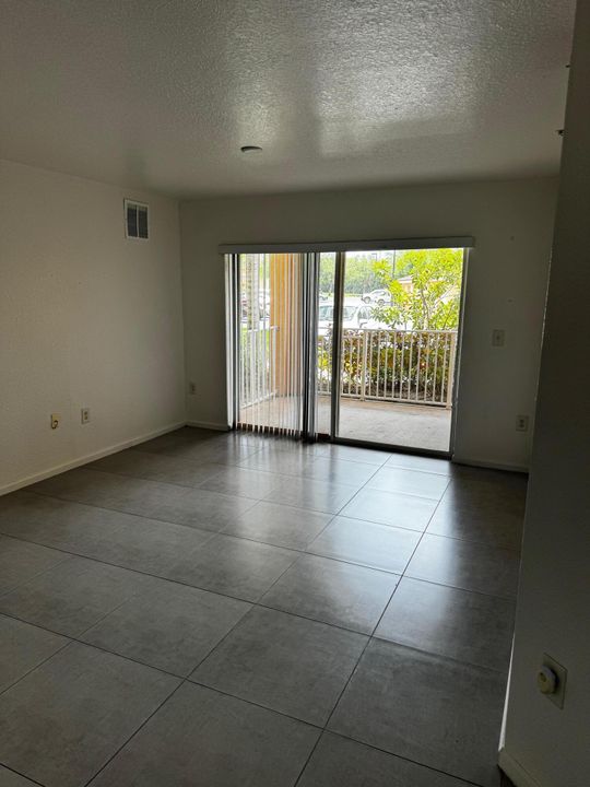 For Rent: $2,100 (2 beds, 2 baths, 1033 Square Feet)