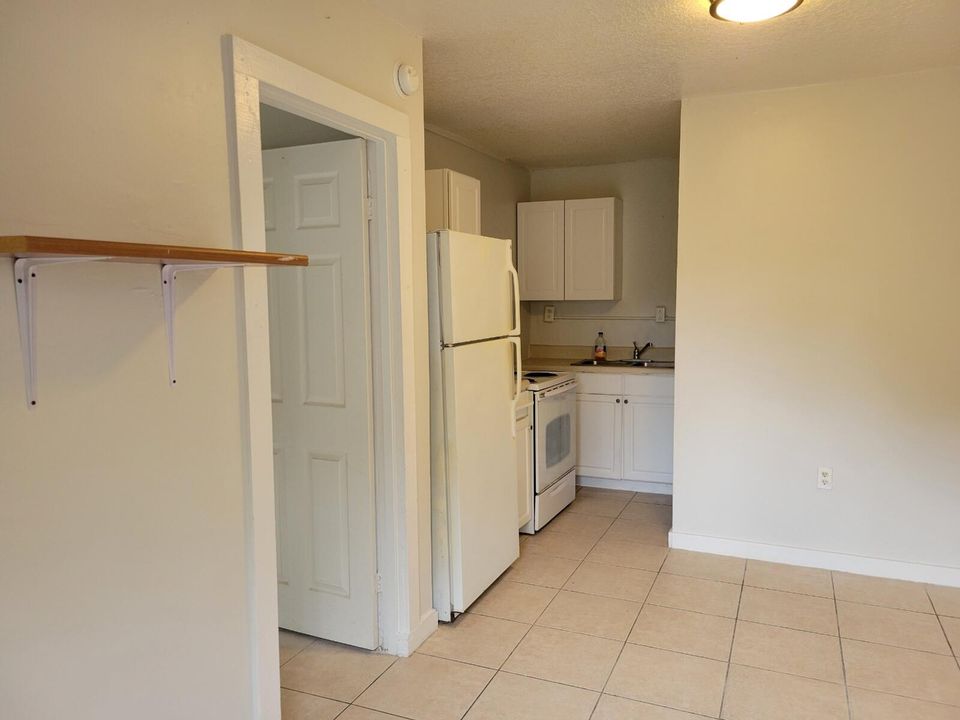 For Rent: $1,200 (1 beds, 1 baths, 650 Square Feet)