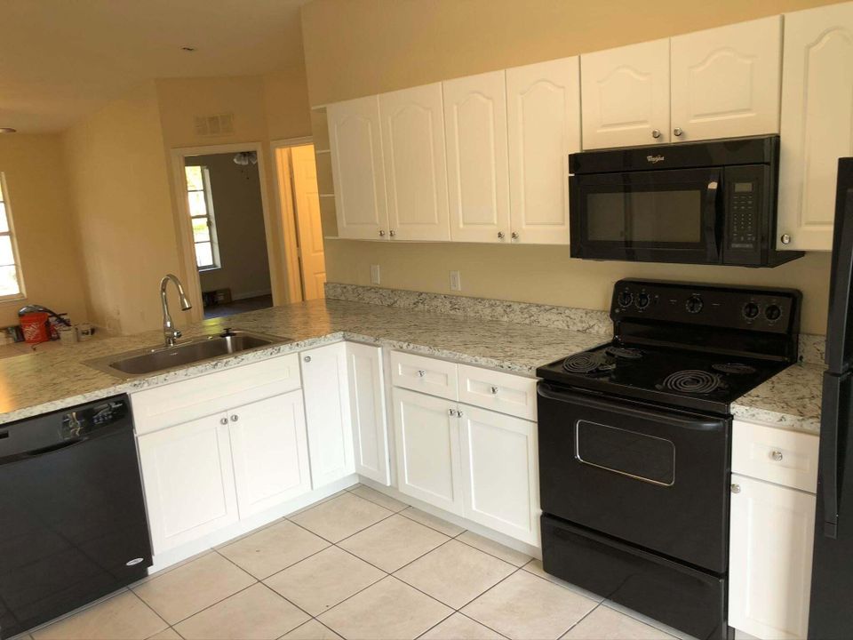 For Rent: $2,700 (4 beds, 2 baths, 1212 Square Feet)