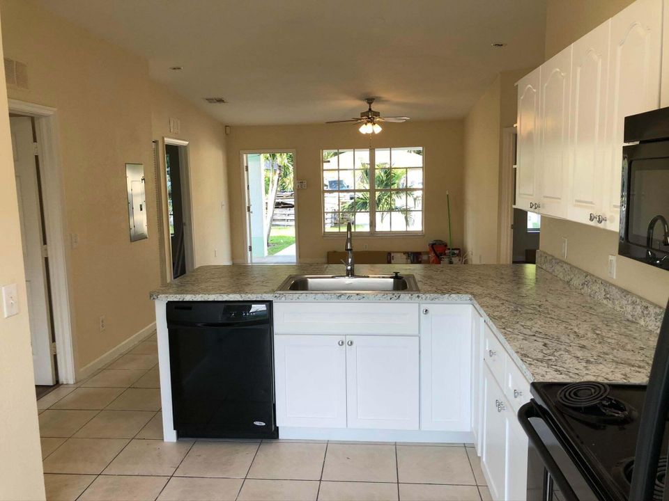 For Rent: $2,700 (4 beds, 2 baths, 1212 Square Feet)