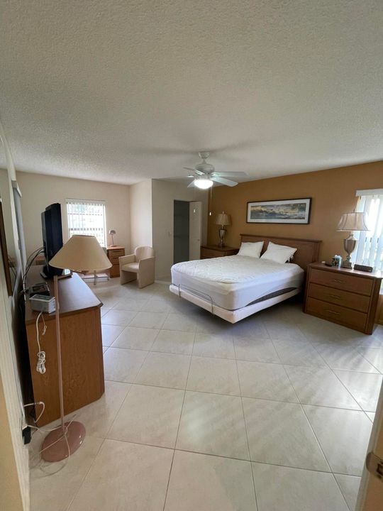 Active With Contract: $4,200 (2 beds, 2 baths, 1220 Square Feet)