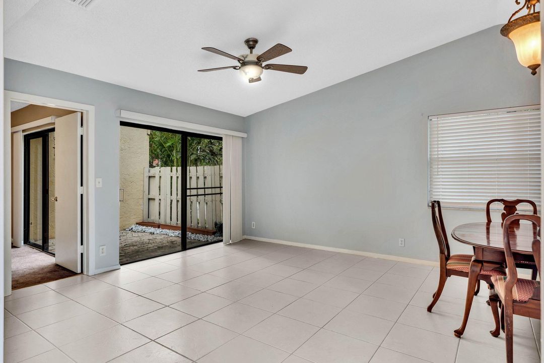 For Sale: $330,000 (2 beds, 2 baths, 919 Square Feet)