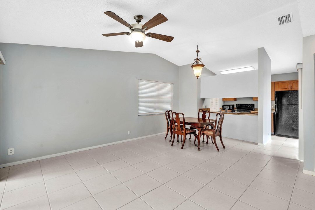 For Sale: $330,000 (2 beds, 2 baths, 919 Square Feet)