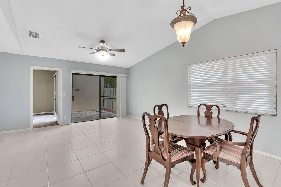 For Sale: $330,000 (2 beds, 2 baths, 919 Square Feet)