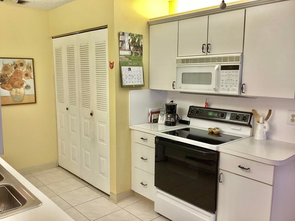 For Sale: $250,000 (2 beds, 2 baths, 1200 Square Feet)