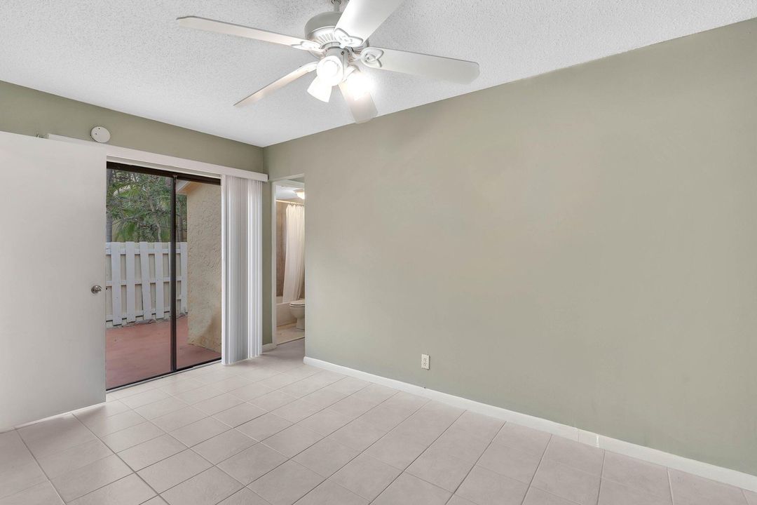 For Sale: $330,000 (2 beds, 2 baths, 919 Square Feet)