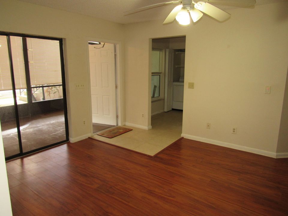 Active With Contract: $197,500 (2 beds, 2 baths, 1092 Square Feet)