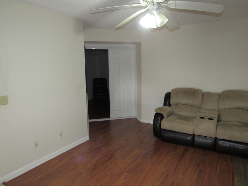 Active With Contract: $197,500 (2 beds, 2 baths, 1092 Square Feet)