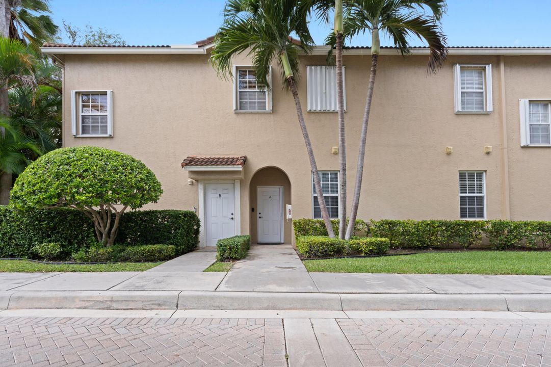 Active With Contract: $2,600 (3 beds, 2 baths, 1128 Square Feet)