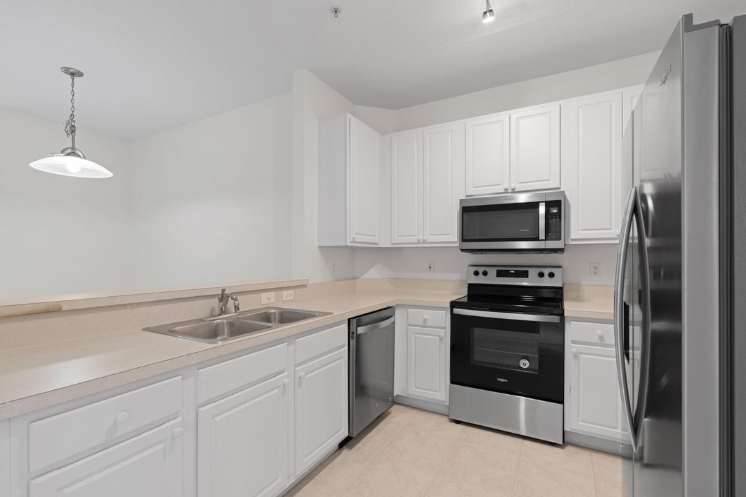 Active With Contract: $2,600 (3 beds, 2 baths, 1128 Square Feet)