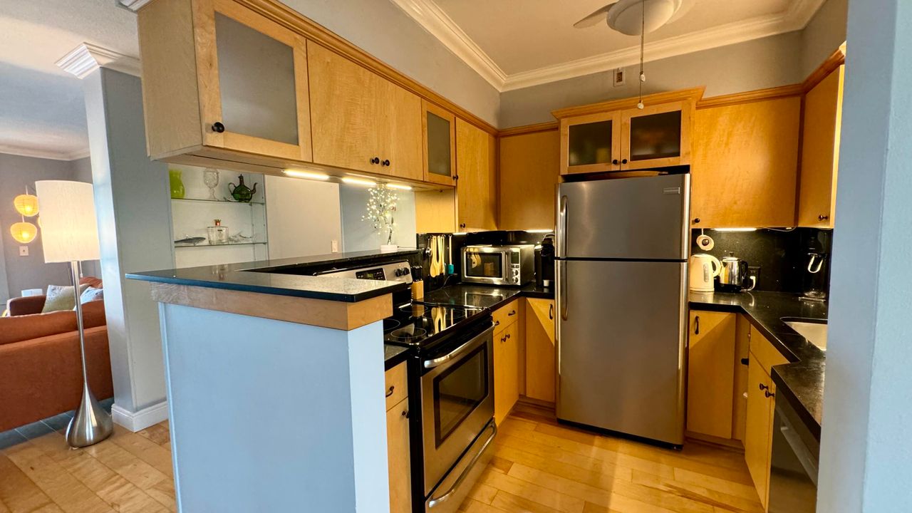 For Rent: $6,000 (2 beds, 2 baths, 1019 Square Feet)