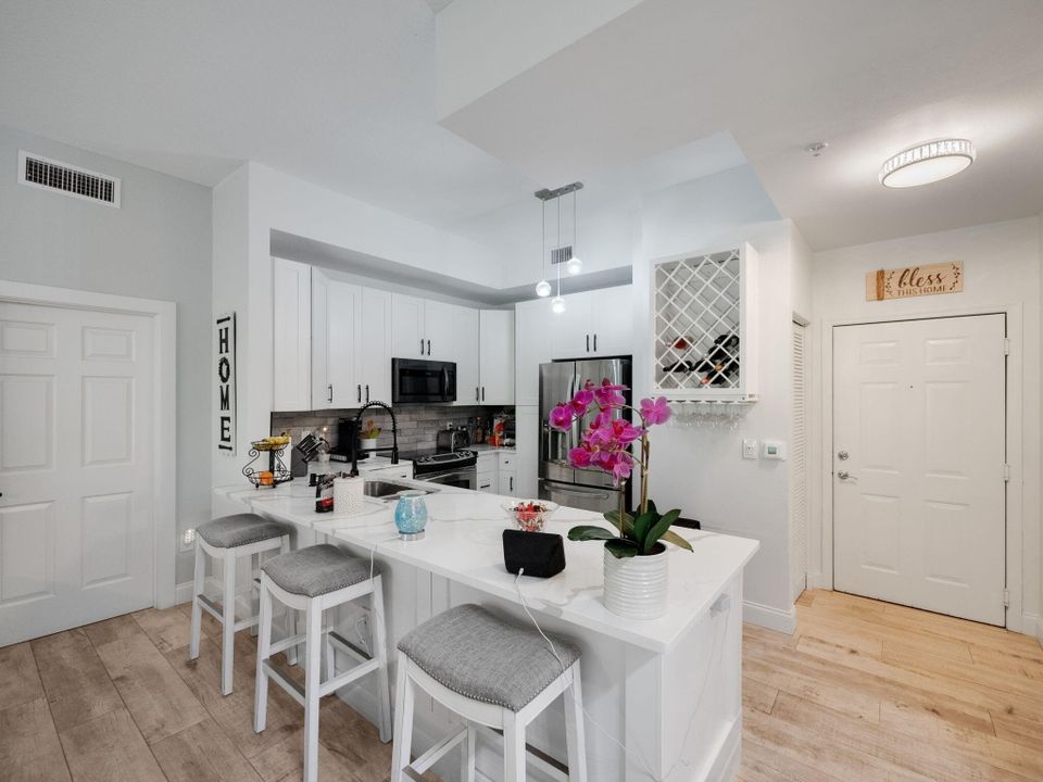 For Sale: $395,900 (2 beds, 2 baths, 1332 Square Feet)
