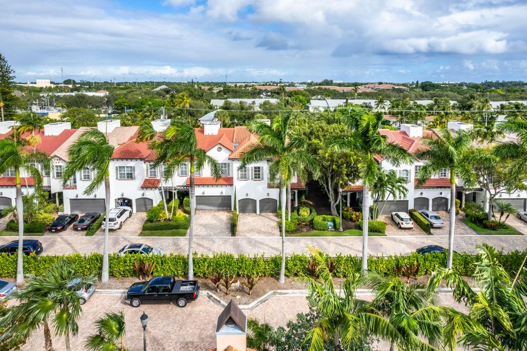 For Sale: $1,599,000 (3 beds, 3 baths, 2884 Square Feet)