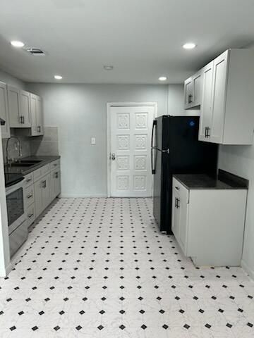 For Rent: $2,000 (3 beds, 1 baths, 924 Square Feet)