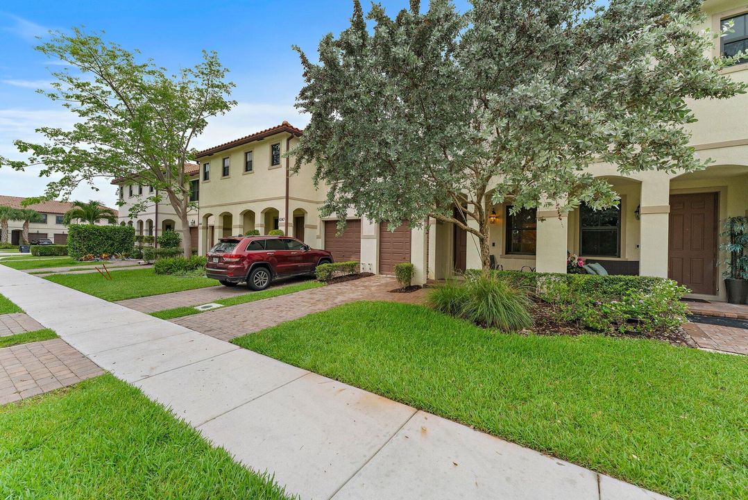 For Sale: $465,000 (3 beds, 2 baths, 1718 Square Feet)