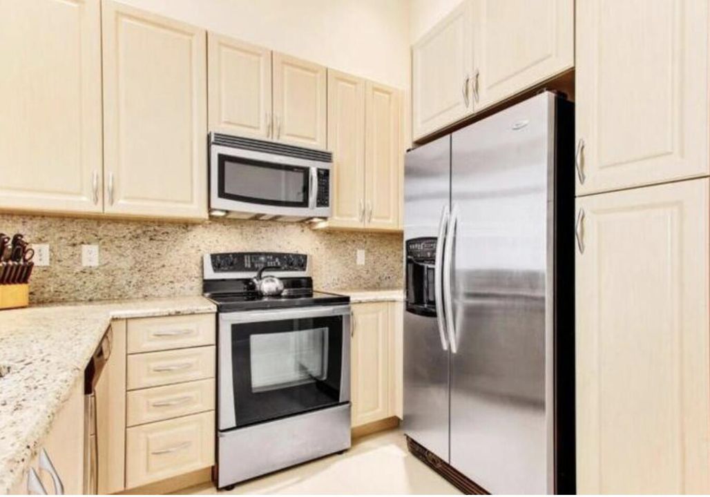 For Rent: $3,500 (1 beds, 1 baths, 895 Square Feet)