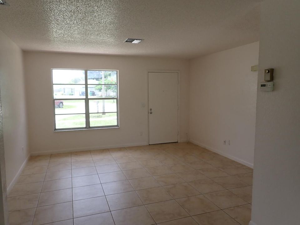 For Sale: $290,000 (2 beds, 1 baths, 928 Square Feet)