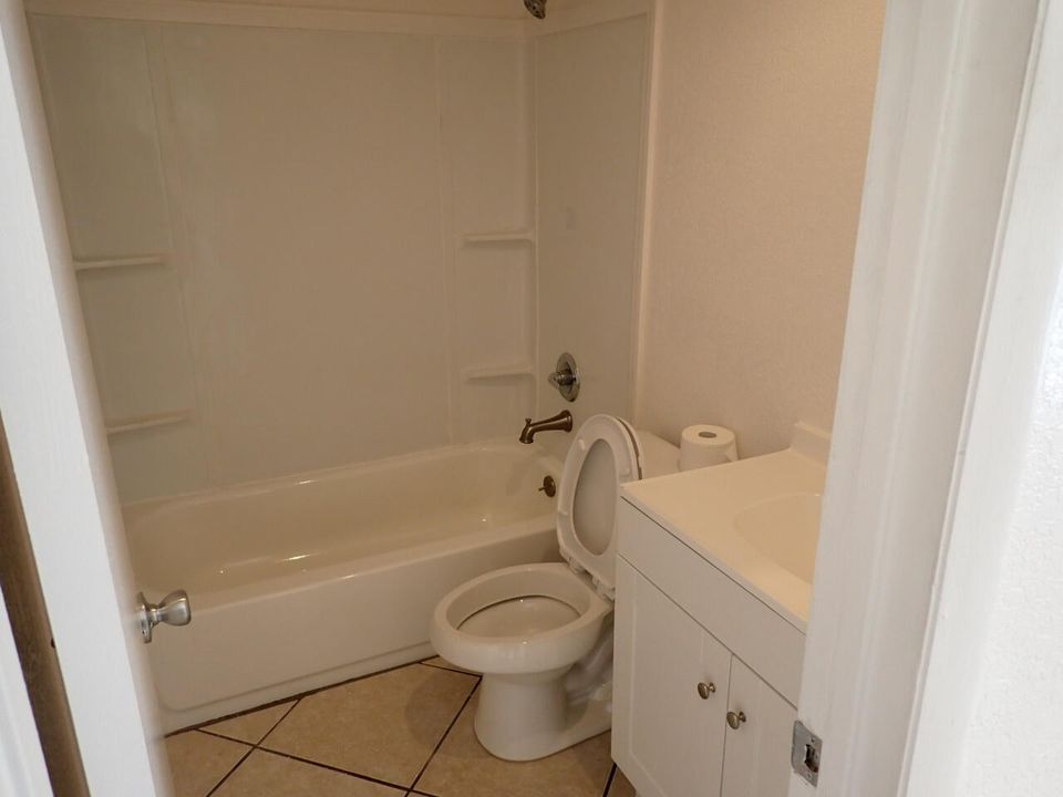 For Sale: $290,000 (2 beds, 1 baths, 928 Square Feet)