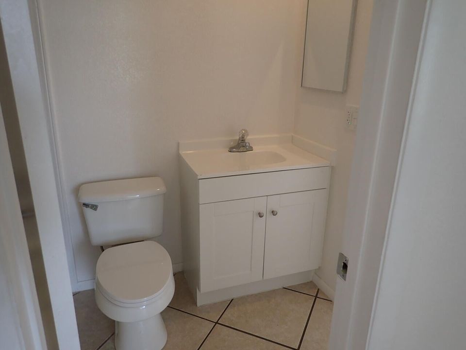 For Sale: $290,000 (2 beds, 1 baths, 928 Square Feet)