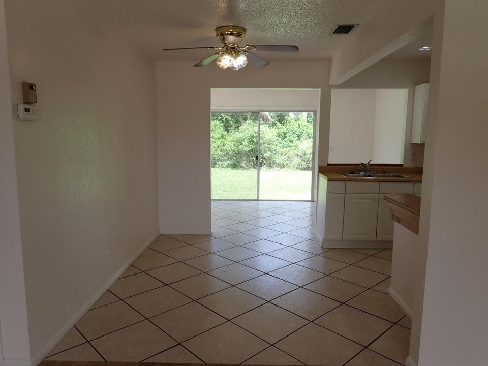 For Sale: $290,000 (2 beds, 1 baths, 928 Square Feet)