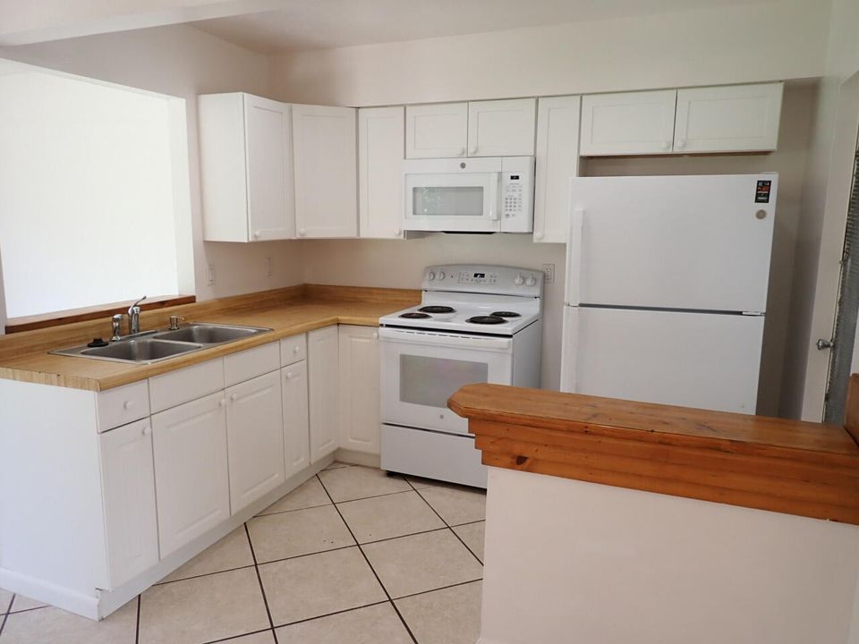 For Sale: $290,000 (2 beds, 1 baths, 928 Square Feet)