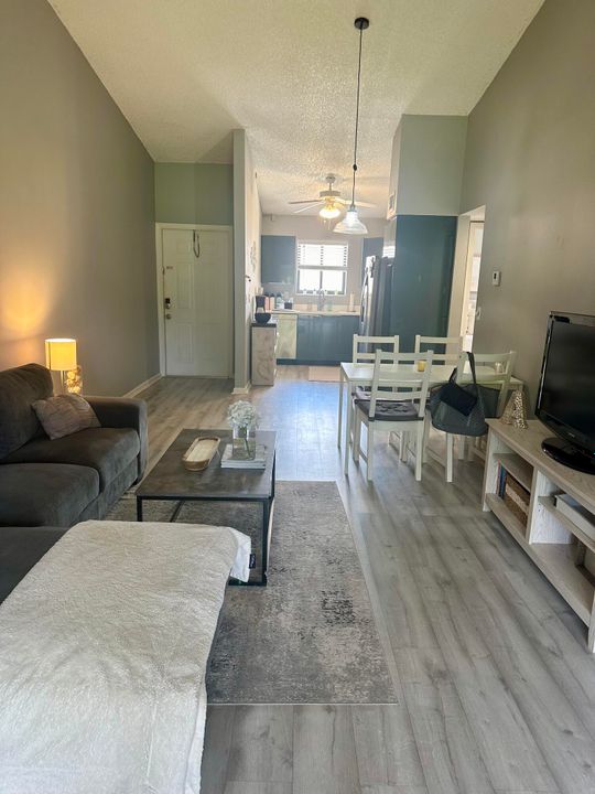 Active With Contract: $2,500 (2 beds, 2 baths, 935 Square Feet)