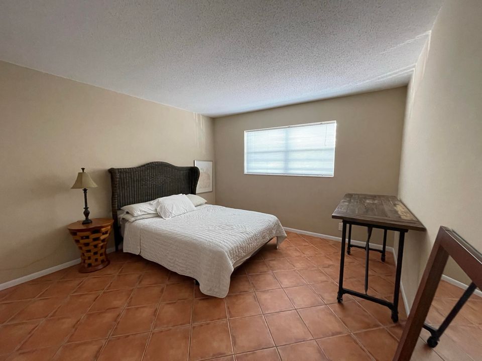 Active With Contract: $1,950 (1 beds, 1 baths, 861 Square Feet)