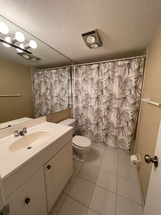 Active With Contract: $1,950 (1 beds, 1 baths, 861 Square Feet)