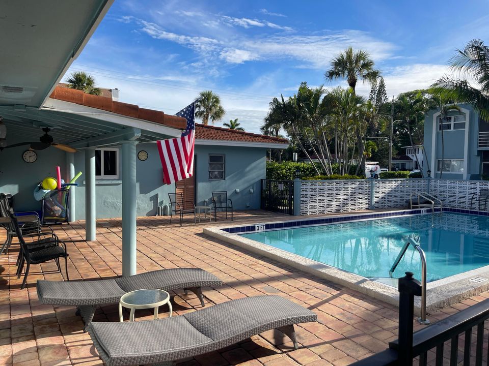 Active With Contract: $1,950 (1 beds, 1 baths, 861 Square Feet)