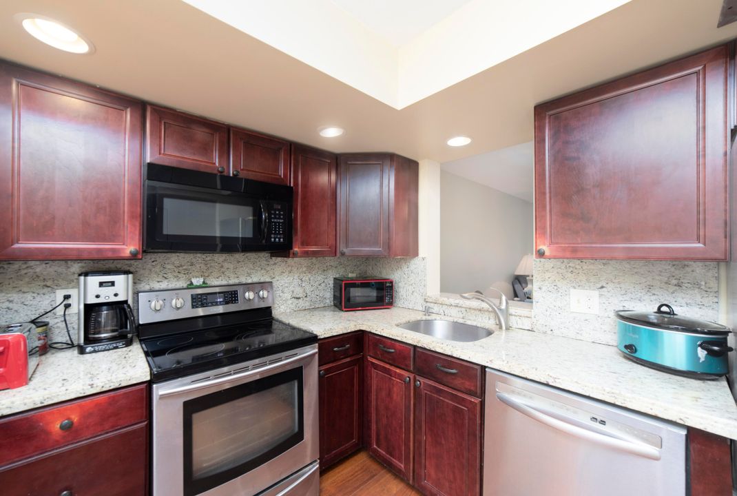 For Sale: $155,000 (1 beds, 2 baths, 866 Square Feet)