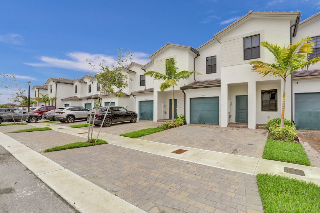 For Sale: $529,900 (4 beds, 2 baths, 1820 Square Feet)