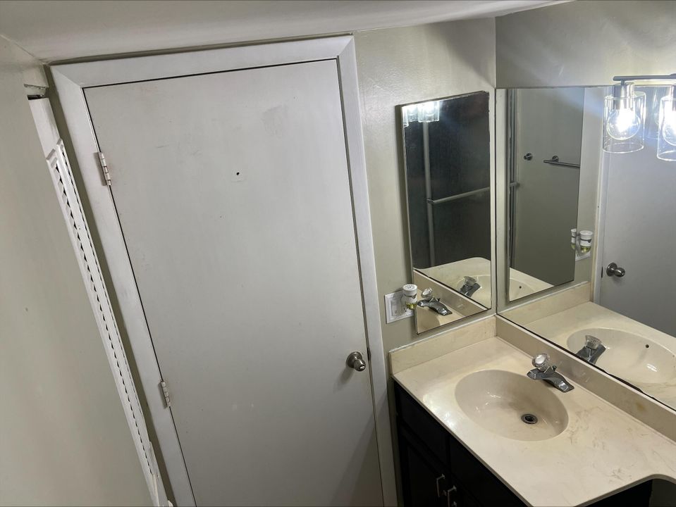 For Sale: $229,000 (2 beds, 2 baths, 1018 Square Feet)