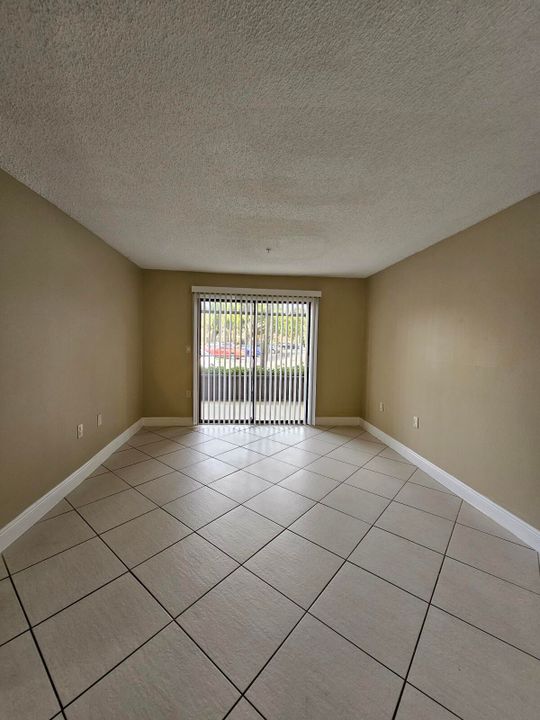 For Sale: $198,000 (2 beds, 1 baths, 925 Square Feet)