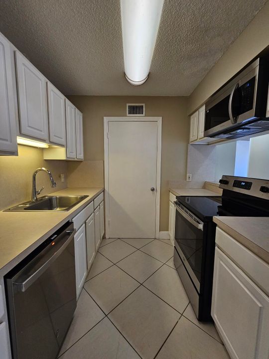 For Sale: $198,000 (2 beds, 1 baths, 925 Square Feet)