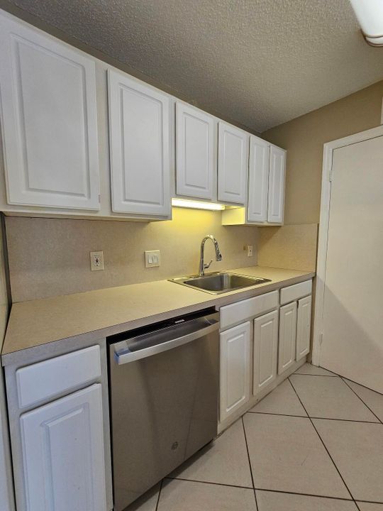 For Sale: $198,000 (2 beds, 1 baths, 925 Square Feet)