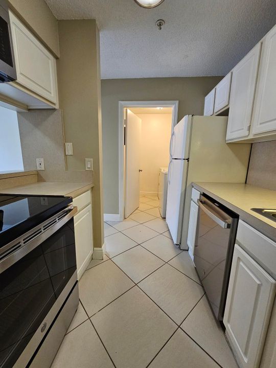 For Sale: $198,000 (2 beds, 1 baths, 925 Square Feet)