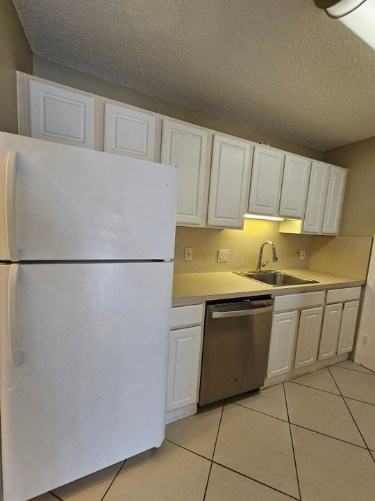 For Sale: $198,000 (2 beds, 1 baths, 925 Square Feet)