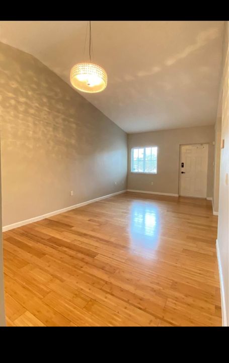 Active With Contract: $2,000 (2 beds, 2 baths, 910 Square Feet)