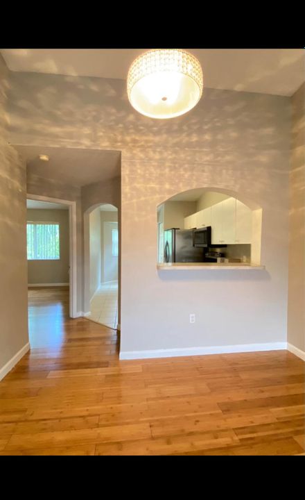 Active With Contract: $2,000 (2 beds, 2 baths, 910 Square Feet)