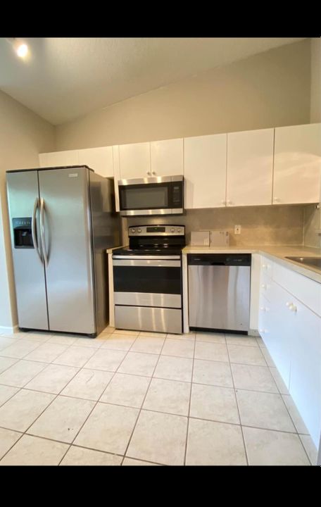 Active With Contract: $2,000 (2 beds, 2 baths, 910 Square Feet)