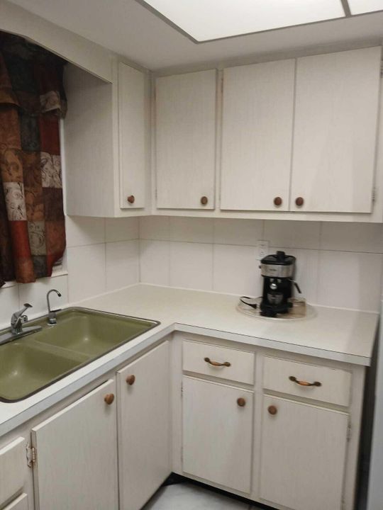 For Sale: $117,000 (1 beds, 1 baths, 612 Square Feet)