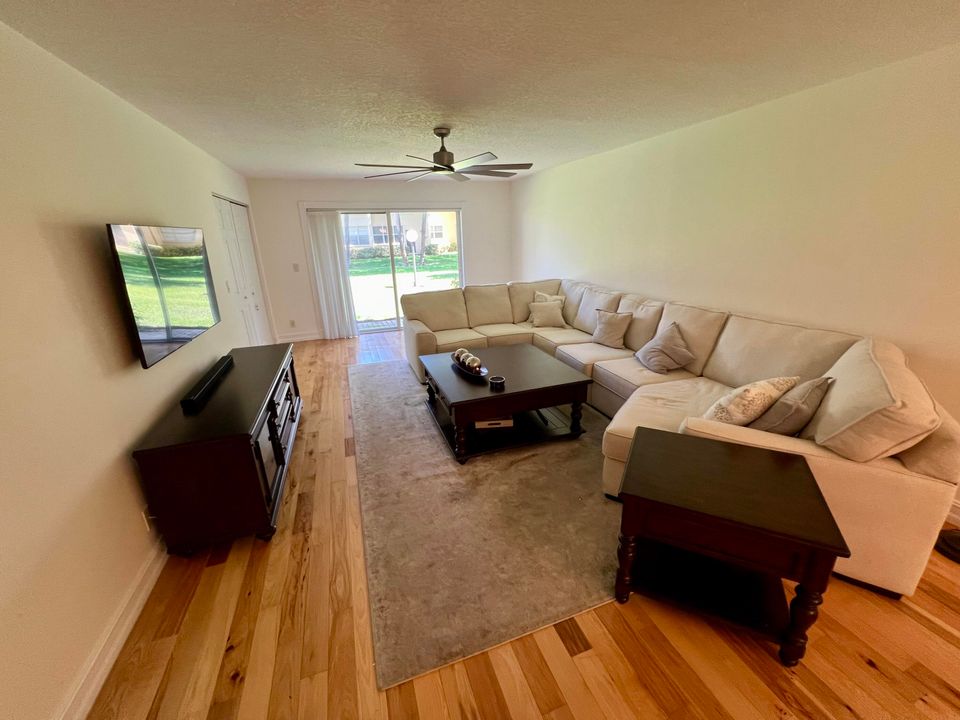 For Sale: $360,000 (2 beds, 2 baths, 1136 Square Feet)