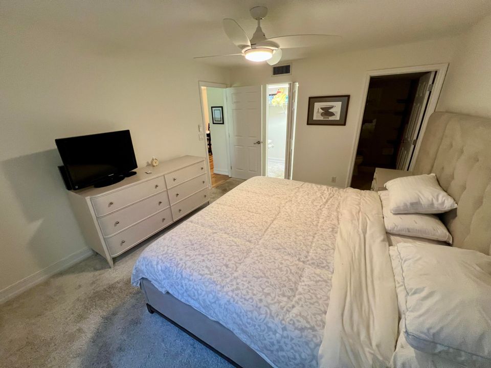 For Sale: $360,000 (2 beds, 2 baths, 1136 Square Feet)