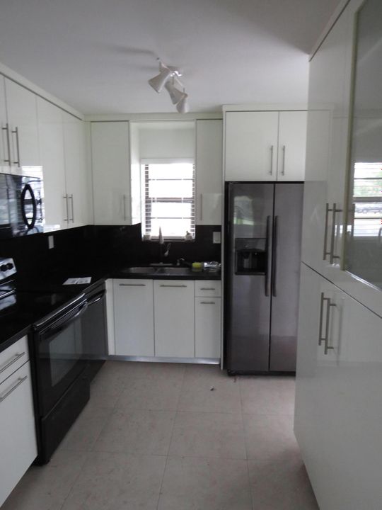 For Rent: $2,500 (2 beds, 2 baths, 979 Square Feet)