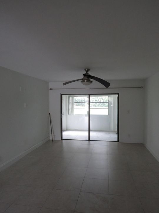 For Rent: $2,500 (2 beds, 2 baths, 979 Square Feet)