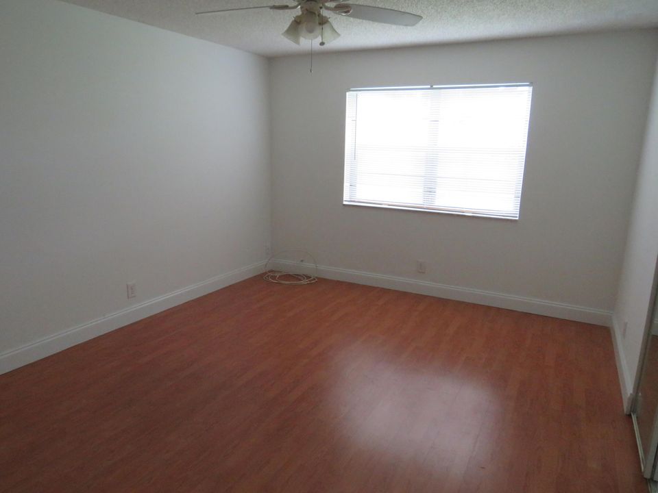 For Rent: $2,500 (2 beds, 2 baths, 979 Square Feet)